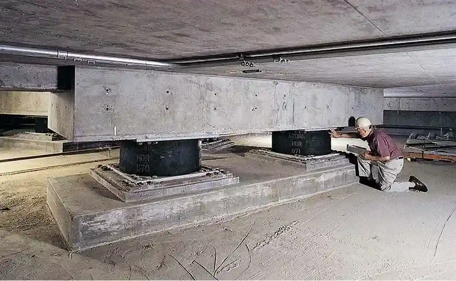 Diseño de Aislación Sísmica de Base para Edificaciones en San Sebastian